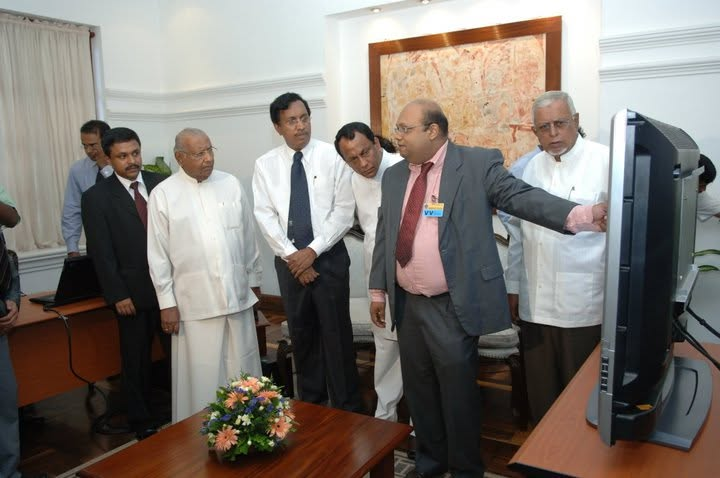 Harsha Wijayawardhana explaining news.lk to Prime Minister Ratnasiri Wickremanayake at the President’s Office